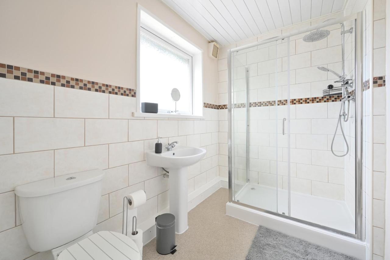 Sleek And Stylish 3 Bed In Bolton - Garden - Parking Villa Buitenkant foto