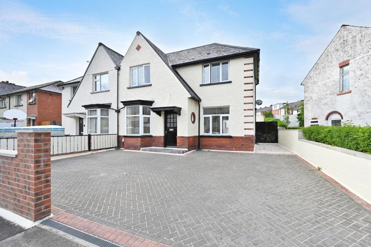 Sleek And Stylish 3 Bed In Bolton - Garden - Parking Villa Buitenkant foto