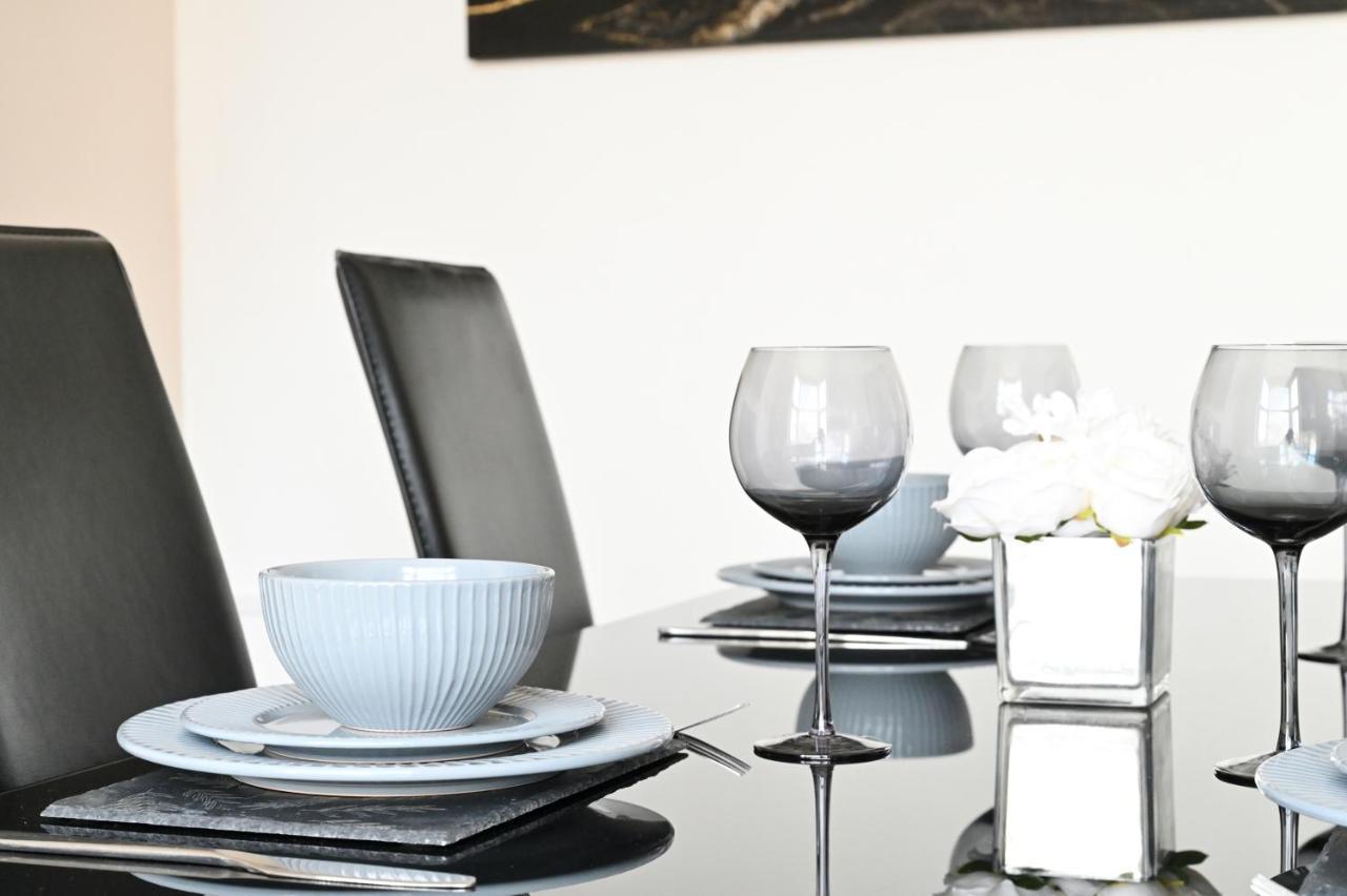 Sleek And Stylish 3 Bed In Bolton - Garden - Parking Villa Buitenkant foto