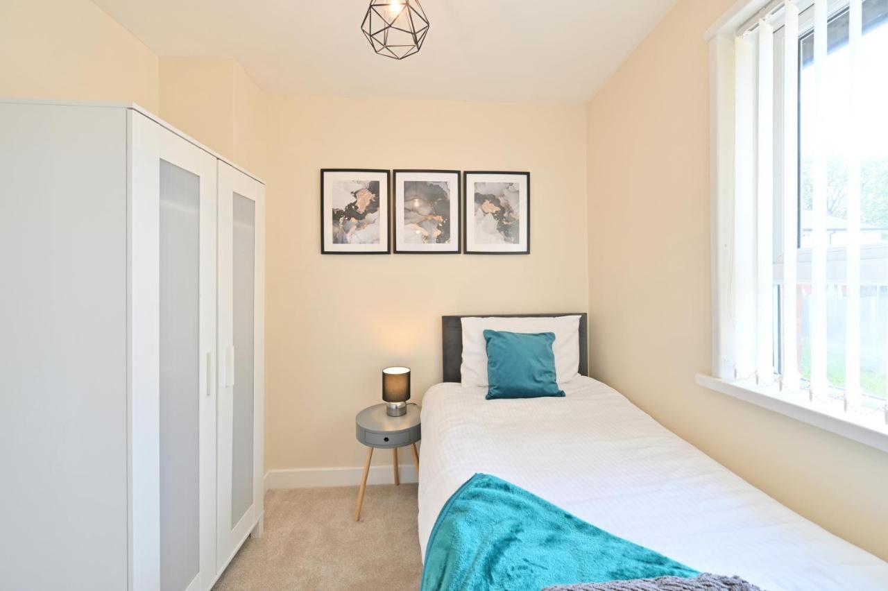 Sleek And Stylish 3 Bed In Bolton - Garden - Parking Villa Buitenkant foto