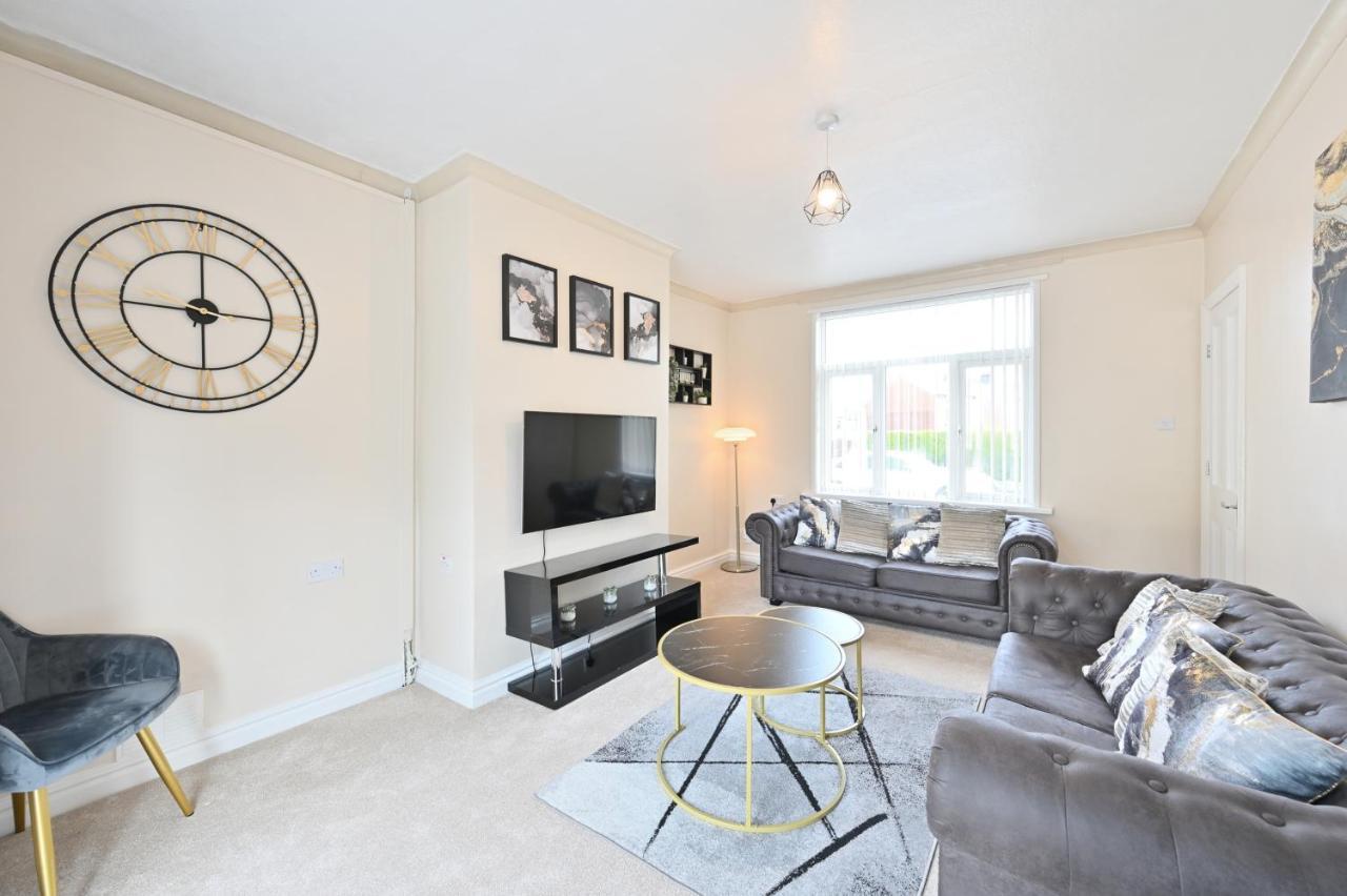 Sleek And Stylish 3 Bed In Bolton - Garden - Parking Villa Buitenkant foto